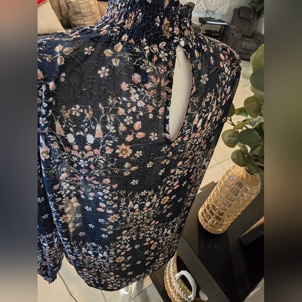 Aqua Women’s Long Sleeve Floral Metallic Blouse Size M - Picture 4 of 6